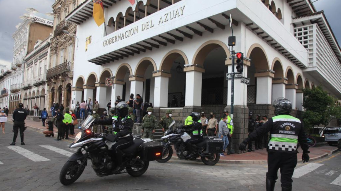 Policías custodian los exteriores de la Gobernación del Azuay, durante una visita del presidente, Guillermo Lasso, el 17 de febrero de 2022.