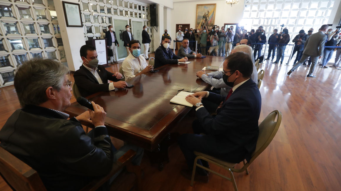 El presidente Guillemo Lasso y parte de su gabinete, durante una reunión con autoridades y empresarios cuencanos, el 17 de febrero de 2022, en la Gobernación del Azuay.