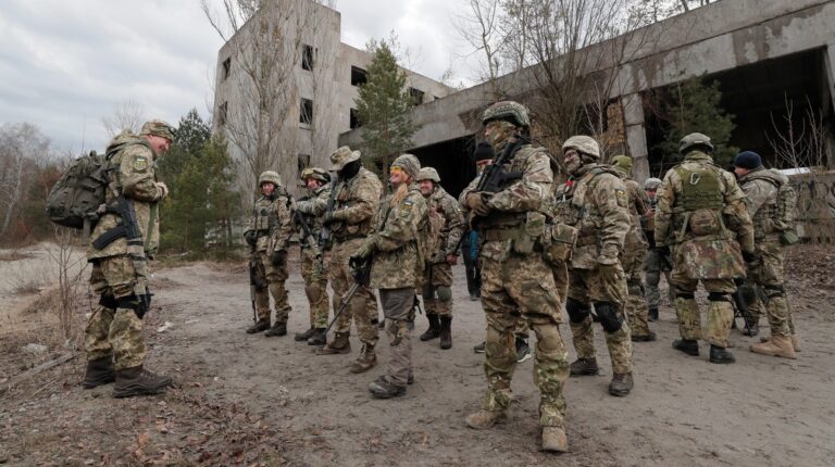 Los reservistas de la Defensa Territorial de Ucrania asisten a un ejercicio militar cerca de Kiev, Ucrania, el 19 de febrero de 2022, en medio de una escalada en la frontera entre Ucrania y Rusia.