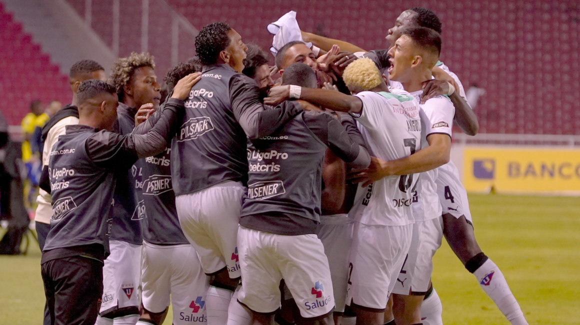Los jugadores de Liga de Quito festejan el gol de Jefferson Arce, ante Gualaceo, el sábado 19 de febrero de 2022, por la Fecha 1 de la LigaPro.