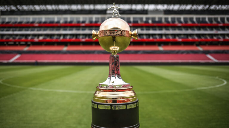 El trofeo de la Copa Libertadores Sub 20, en el Estadio Rodrigo Paz Delgado, en Quito, el 20 de febrero de 2022.
