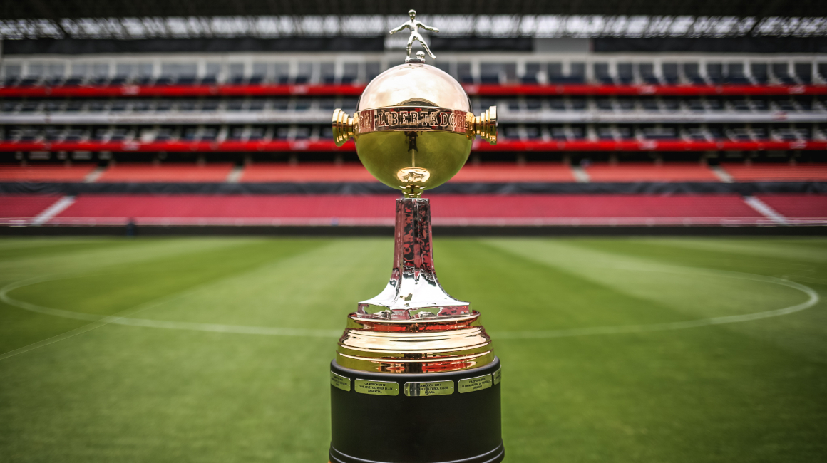 El trofeo de la Copa Libertadores Sub 20, en el Estadio Rodrigo Paz Delgado, en Quito, el 20 de febrero de 2022.