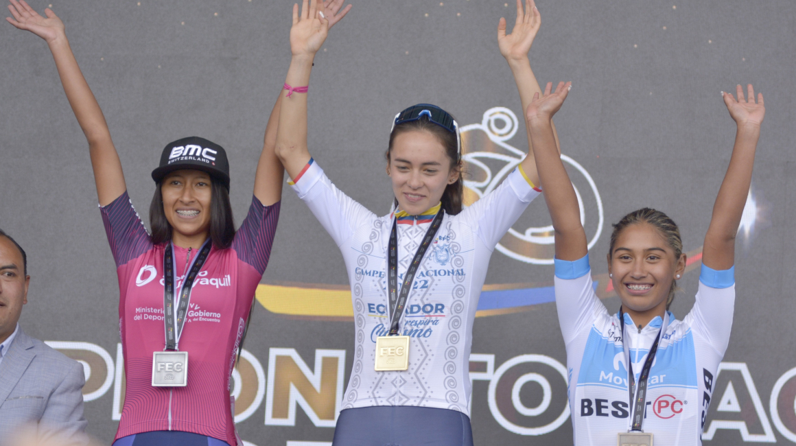 Carol Masabanda (Team Banco Guayaquil), Ana Vivar (campeona) y Marcela Peñafiel (del Movistar - Best PC), durante la premiación de la categoría Sub 23 de la Categoría Élite, del Campeonato Nacional de Ciclismo.