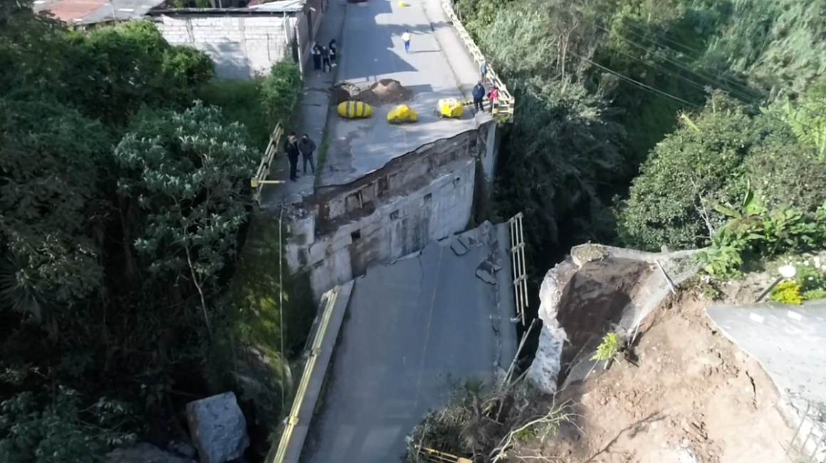 Imagen del colapso puente de Girón, en la provincia del Azuay, producto de las intensas lluvias, la noche del 20 de febrero de 2022.