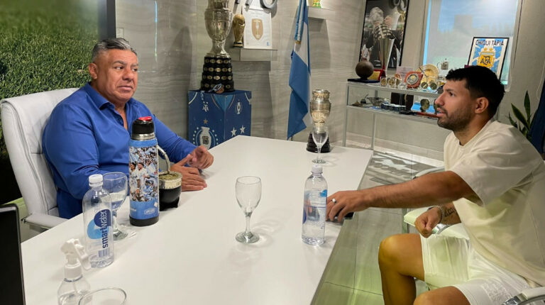 Sergio Agüero conversa con el presidente de la Asociación del Fútbol Argentino (AFA), Claudio Tapia durante una reunión, el 21 de febrero de 2022.