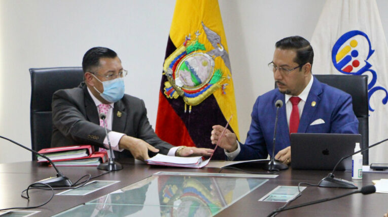 Iván Saquicela, presidente del CNJ, entrega la terna sobre la Judicatura a Hernán Ulloa, presidente del Cpccs, el 22 de febrero de 2022.