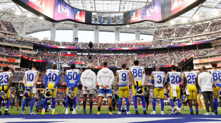 Los jugadores de Los Angeles Rams se paran y escuchan "Lift Every Voice and Sing" durante las ceremonias previas al juego antes del Super Bowl LVI en el SoFi Stadium.