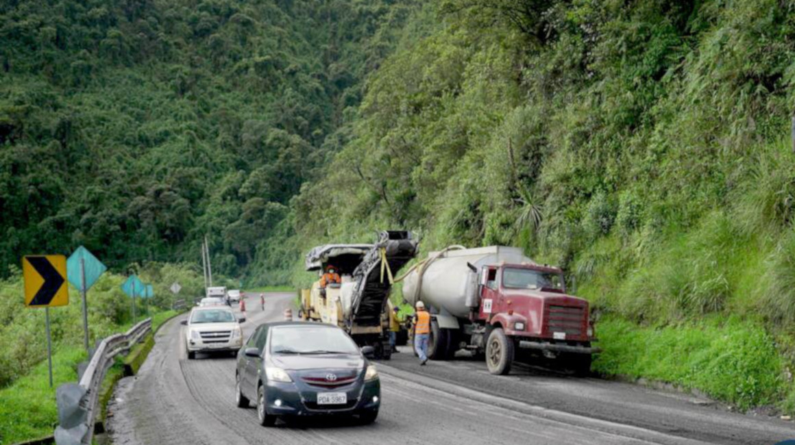 Los trabajos de limpieza y mantenimiento de la vía Alóag-Santo Domingo continúa. Imagen del 22 de febrero de 2022.