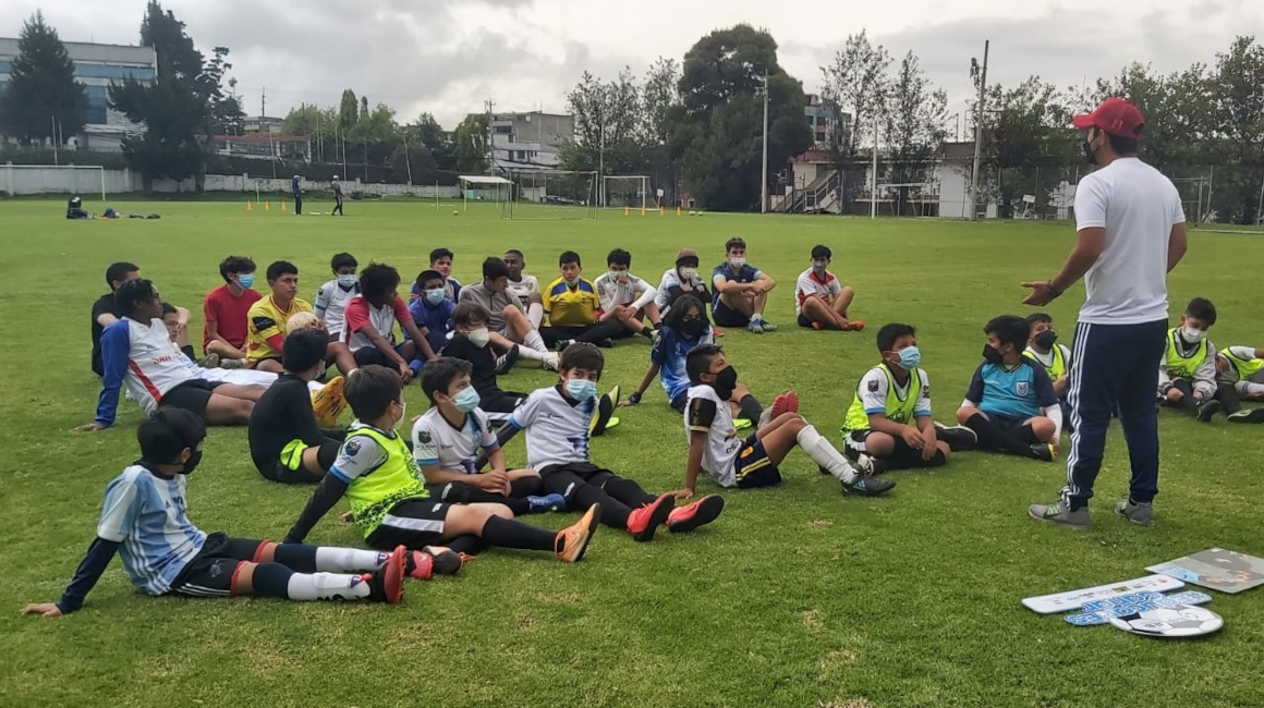 Niños y niñas, capacitándose con Goles con Valores, en Quito.