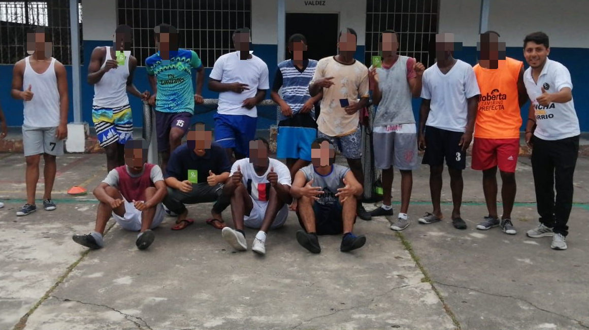 Un grupo de presos del CAI Esmeraldas posan en la inauguración del proyecto Hincha de mi barrio, el 19 de febrero de 2022.