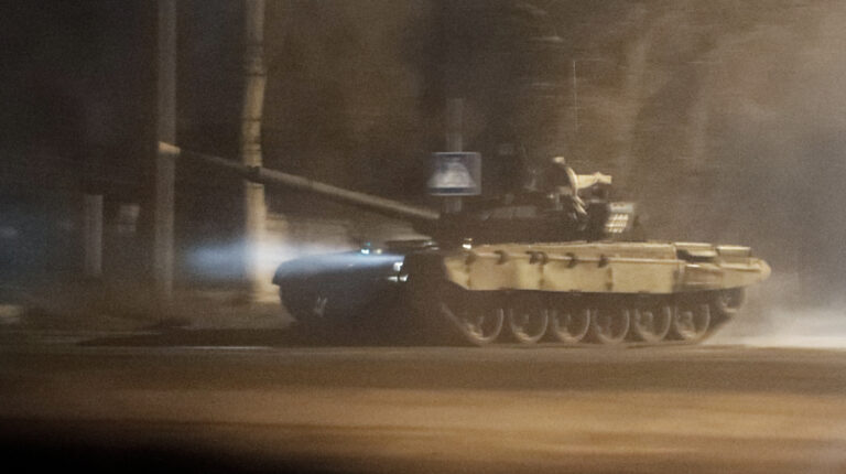 Un tanque militar se aposta en la calle de Donetsk, en Ucrania, el 22 de febrero de 2022.