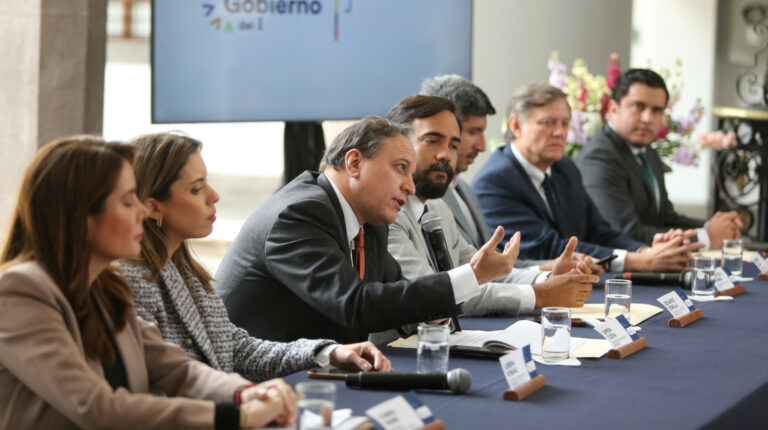 Miembros del Gabinete en la presentación del proyecto de Ley de Inversiones, en el Palacio de Carondelet, el 22 de febrero de 2022.