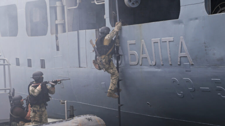 Fuerzas de operaciones especiales de la Armada ucraniana, a bordo del buque de desmagnetización Balta, en el puerto del Mar Negro de Odessa.