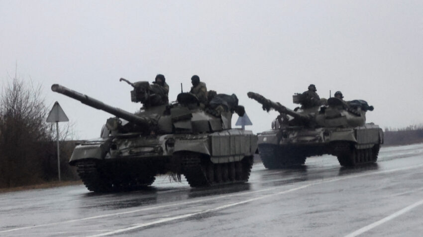 Unos tanques se adentran en Kiev, después de que el presidente ruso Vladimir Putin autorizara una operación militar en el este de Ucrania, en Mariúpol, el 24 de febrero de 2022. 