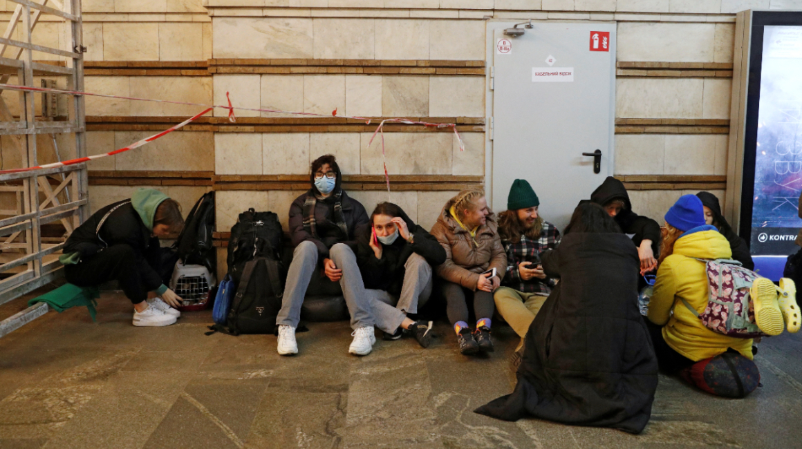 Un grupo de personas se refugia en una estación de metro, después de que el presidente ruso Vladimir Putin autorizara una operación militar en el este de Ucrania, en Kiev, Ucrania, el 24 de febrero de 2022.