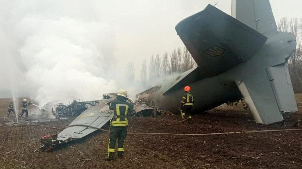 Rescatistas trabajan en la zona donde se estrelló un avión Antonov de las Fuerzas Armadas ucranianas que, según el Servicio Estatal de Emergencias, fue derribado en la región de Kiev, Ucrania, el 24 de febrero de 2022.