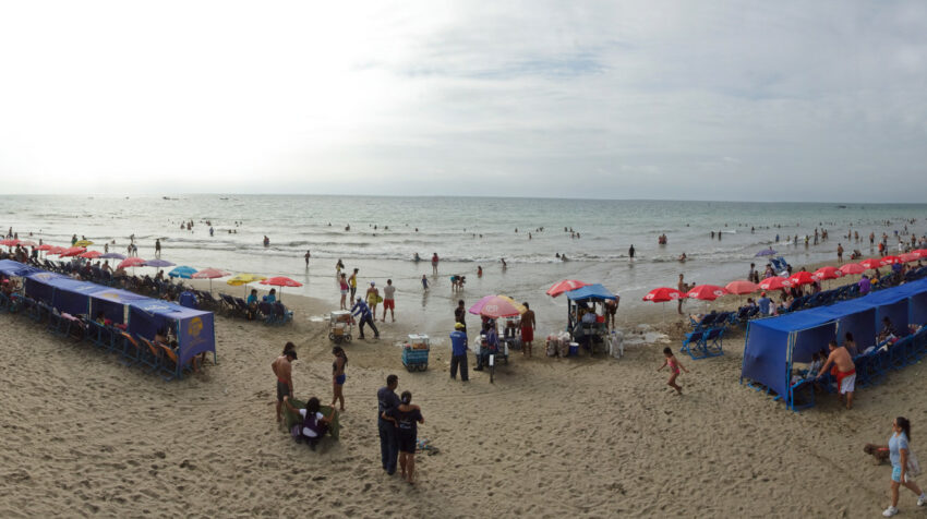 La playa del Murciélago, en Manta, lista para el feriado de Carnaval, el 23 de febrero de 2022.