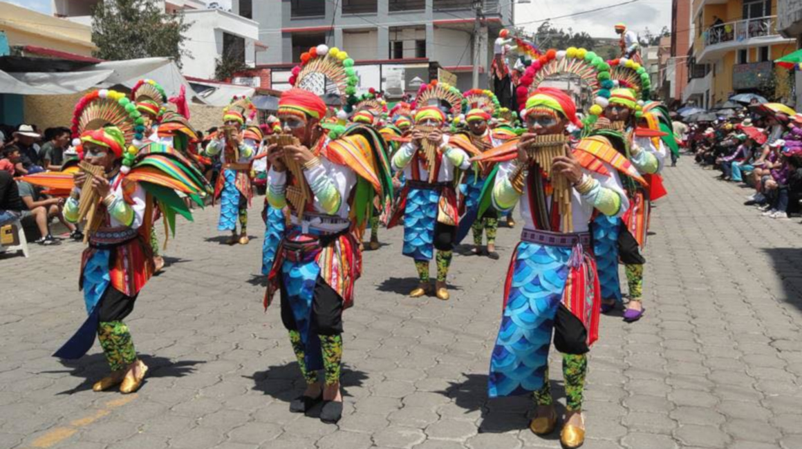 Danzantes desfilan por las calles de Guaranda durante el Carnaval de 2019.