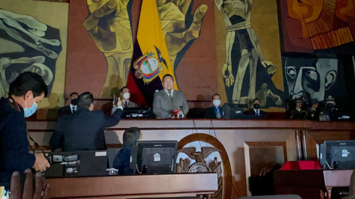 La tarde del 24 de febrero de 2022 el salón del pleno de la Asamblea Nacional, se quedó a oscuras, tras la suspensión de la sesión y la salida de la presidenta, Guadalupe Llori.