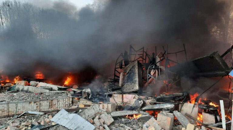 Puesto de guardia fronterizo ucraniano destruido por bombardeo en la región de Kiev, el 24 de febrero de 2022.