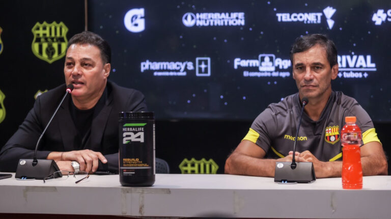 Carlos Alfaro Moreno y Fabián Bustos, durante la rueda de prensa de despedida, en Guayaquil, el 25 de febrero de 2022.