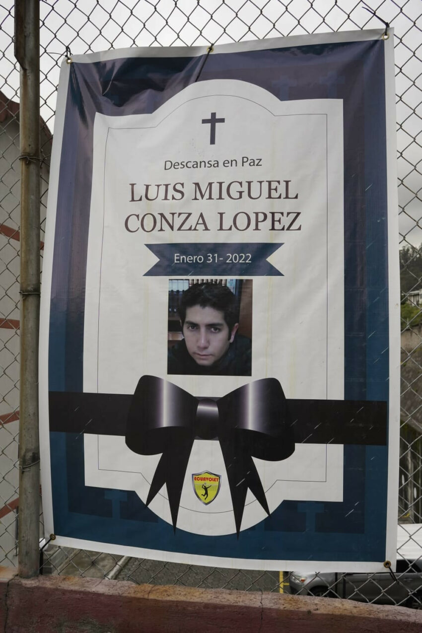 Una pancarta en homenaje a Luis Conza, quien falleció en el aluvión del 31 de enero de 2022. La foto fue tomada el 22 de febrero de 2022.