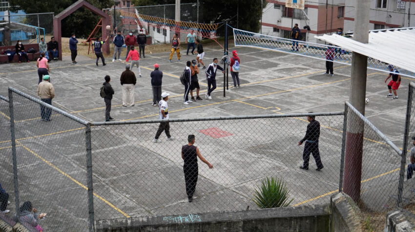 Jugadores de ecuavóley en las canchas del barrio Las Casas, el 22 de febrero de 2022.