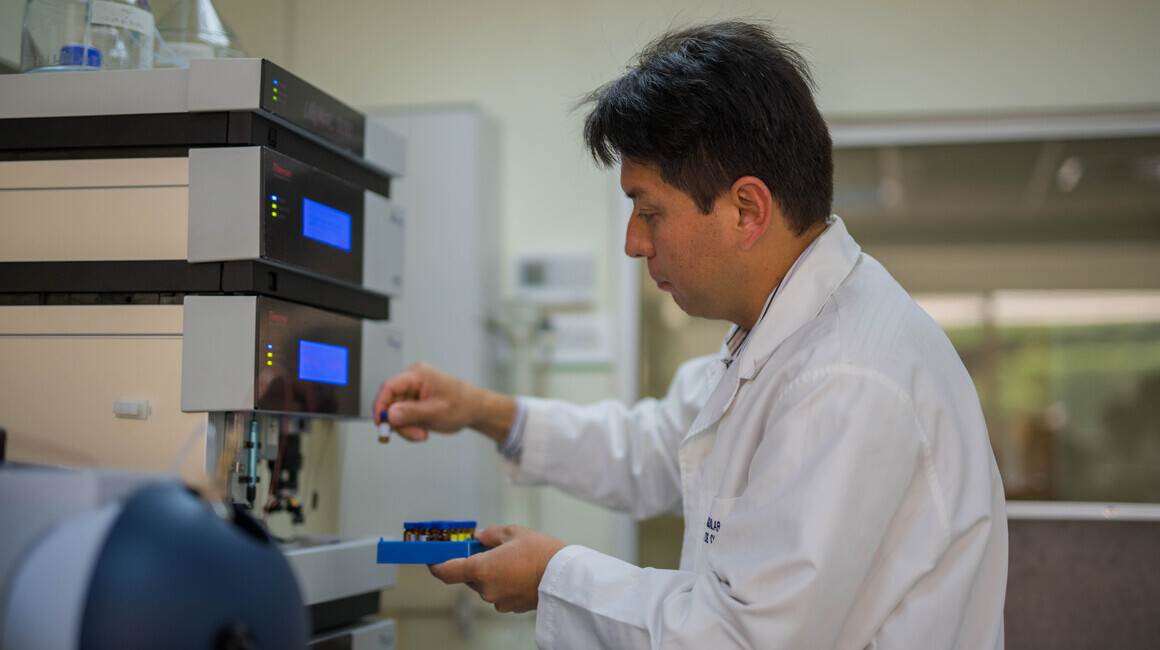 Silvio Aguilar, profesor de la UTPL, en el laboratorio haciendo pruebas de agua.