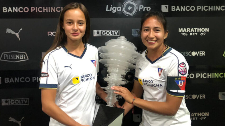 Arella Jácome y Belén Aragón, de la división femenina de Liga Deportiva Universitaria.