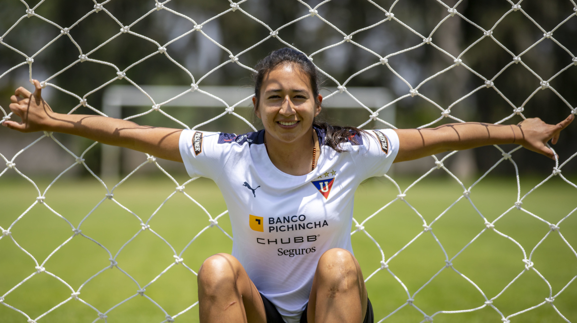 La jugadora de fútbol Belén Aragón, en el Complejo de Liga de Quito, en Pomasqui.