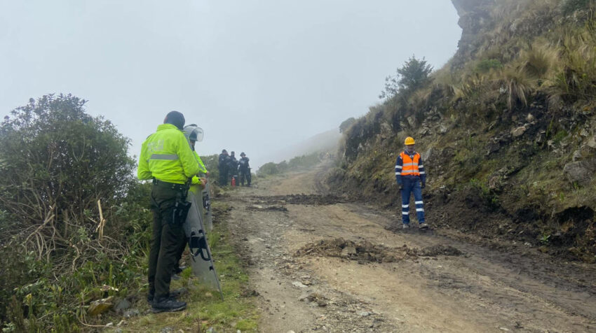 Trabajos bajo vigilancia policial en la vía secundaria Miguir-Río Blanco, que será alternativa para los moradores de Molleturo.