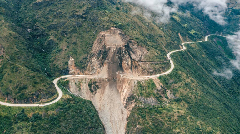 Vista aérea del deslizamiento que provocó el cierre de la vía Cuenca-Molleturo-El Empalme, en agosto de 2021.