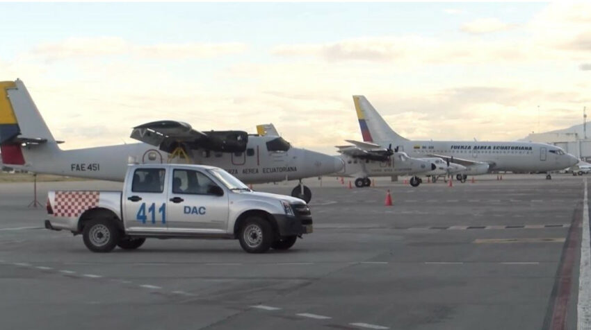 Aviones de la Fuerza Aérea Ecuatoriana en la pista del aeropuerto de Latacunga, en febrero de 2022.
