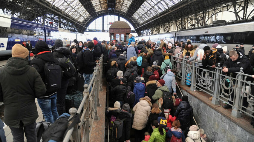 Miles de personas esperan en la estación de trenes de Lviv, con el fin de abandonar Ucrania, el 26 de febrero de 2022. 