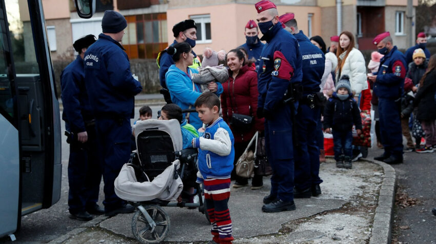 La policía húngara asiste a niños y mujeres ucranianos que llegan a la ciudad fronteriza de Zahony, el 26 de febrero de 2022.