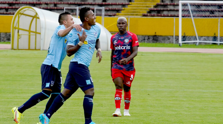 Los jugadores de Universidad Católica festejan un gol convertido el 26 de febrero de 2022 frente a Guayaquil City, por la Fecha 2 de la LigaPro.