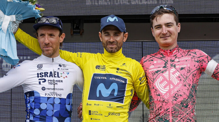 Alejandro Valverde (centro) festeja en el podio su título en la Vuelta a Galicia, el 27 de febrero de 2022.