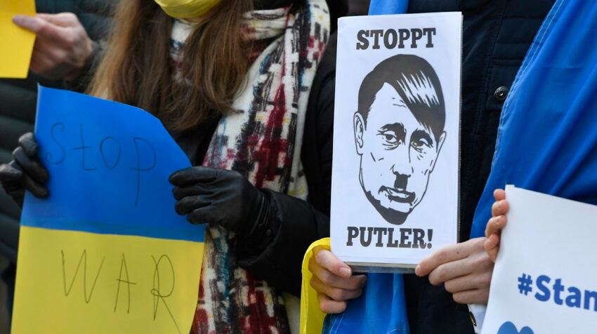 Manifestante sostiene un cartel en Alemania con la leyenda 
