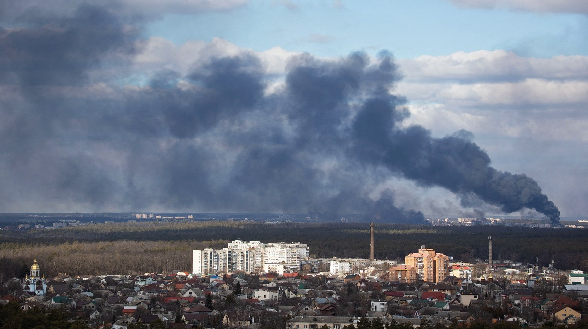 Panorámica de la capital ucraniana Kiev, tras la caída de un misil ruso en las afueras de la ciudad, el 27 de febrero de 2022.
