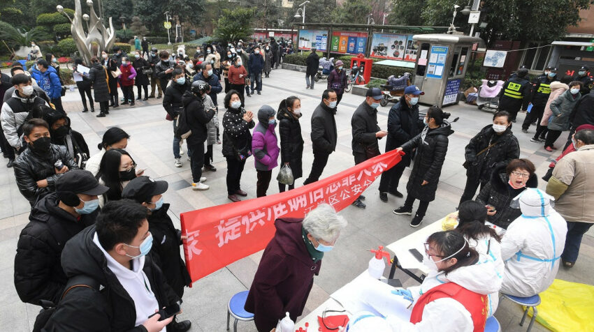 Personas se realizan una prueba de Covid-19 en un parque de Wuhan, China, el 24 de febrero de 2022.