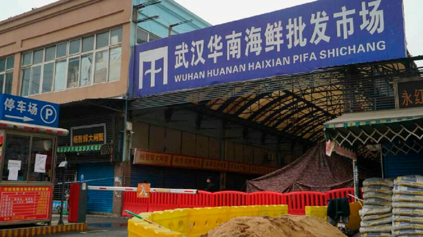Fachada del mercado mayorista de Wuhan en China, en febrero de 2022.