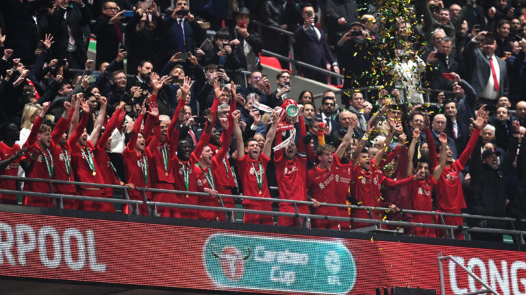 Los jugadores del Liverpool levantan la copa y celebran el noveno título de su equipo en la Copa de la Liga, el 27 de febrero de 2022.