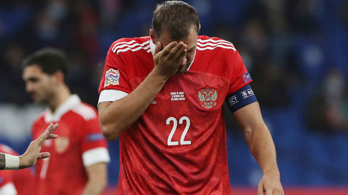 El capitán de Rusia Artem Dzyuba se toma el rostro durante un partido de su selección.