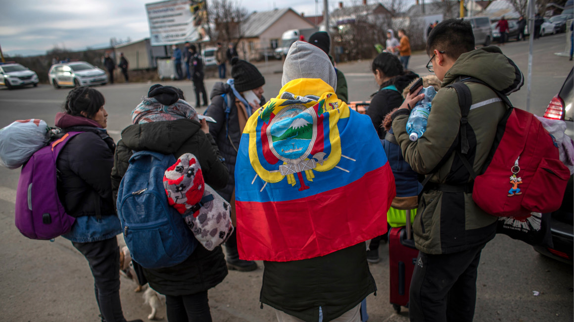 Estudiantes ecuatorianos cruzan de Ucrania a Eslovaquia, por Vysne Nemecke, el 1 de marzo de 2022.