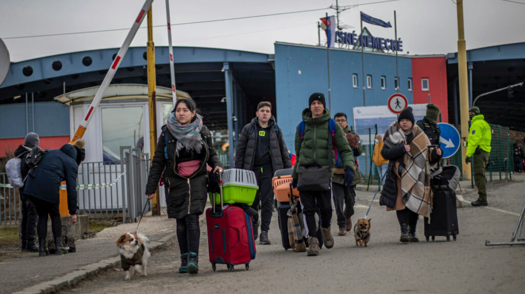 Ecuatorianos esperan en Varsovia por el primer avión humanitario