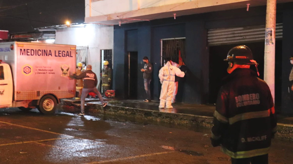 Personal de Medicina Legal y Cuerpos de Bomberos atiende la emergencia en la presunta clínica de rehabilitación, en el suburbio de Guayaquil, la noche del 1 de marzo de 2022.
