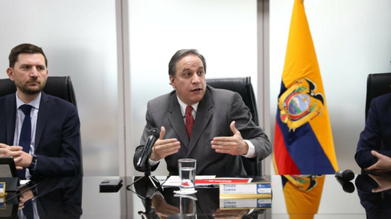 El ministro de Finanzas, Simón Cueva (centro) y el representante del FMI, Julien Reynaud (izquierda) durante una rueda de prensa, en Quito, el 8 de septiembre de 2021.