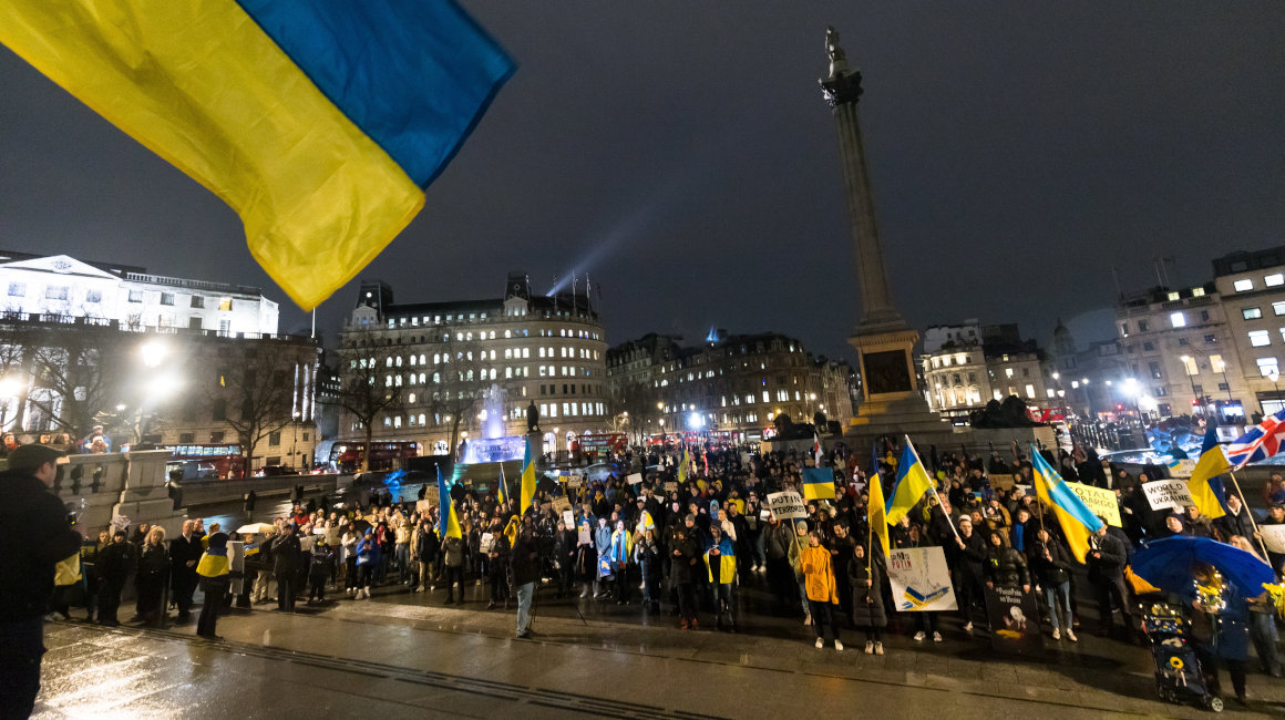 Manifestantes se reúnen en Londres para protestar contra la invasión de Rusia a Ucrania, el 2 de marzo de 2022.