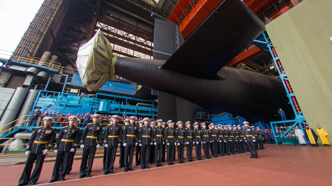 Militares de la Marina de Rusia asisten a una ceremonia para lanzar el submarino nuclear K-571 Krasnoyarsk en el astillero Sevmash en Severodvinsk, el 30 de julio de 2021.
