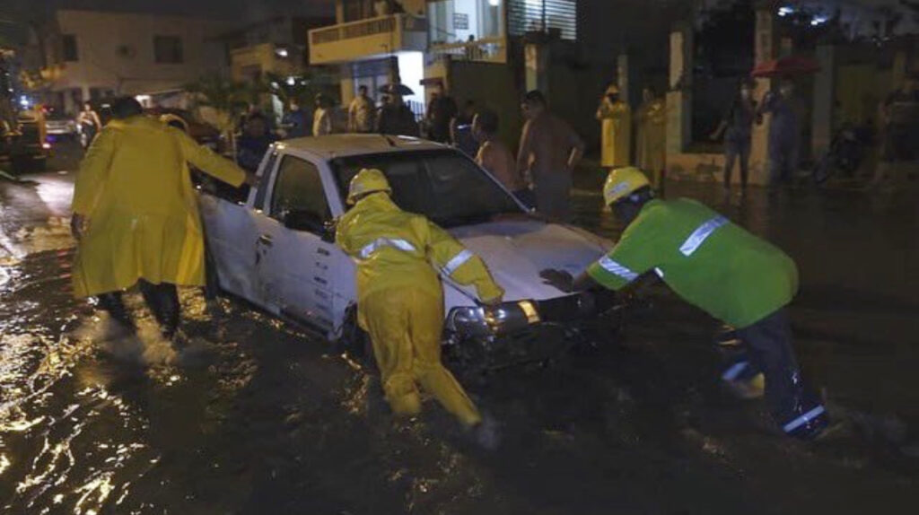 Más de 10 horas de lluvias afectan a Manta, Durán y Guayaquil
